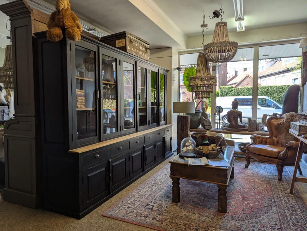 Sfeerbeeld woonwinkel FF Iets Anders in Goirle met landelijke buffetkasten en decoratie.