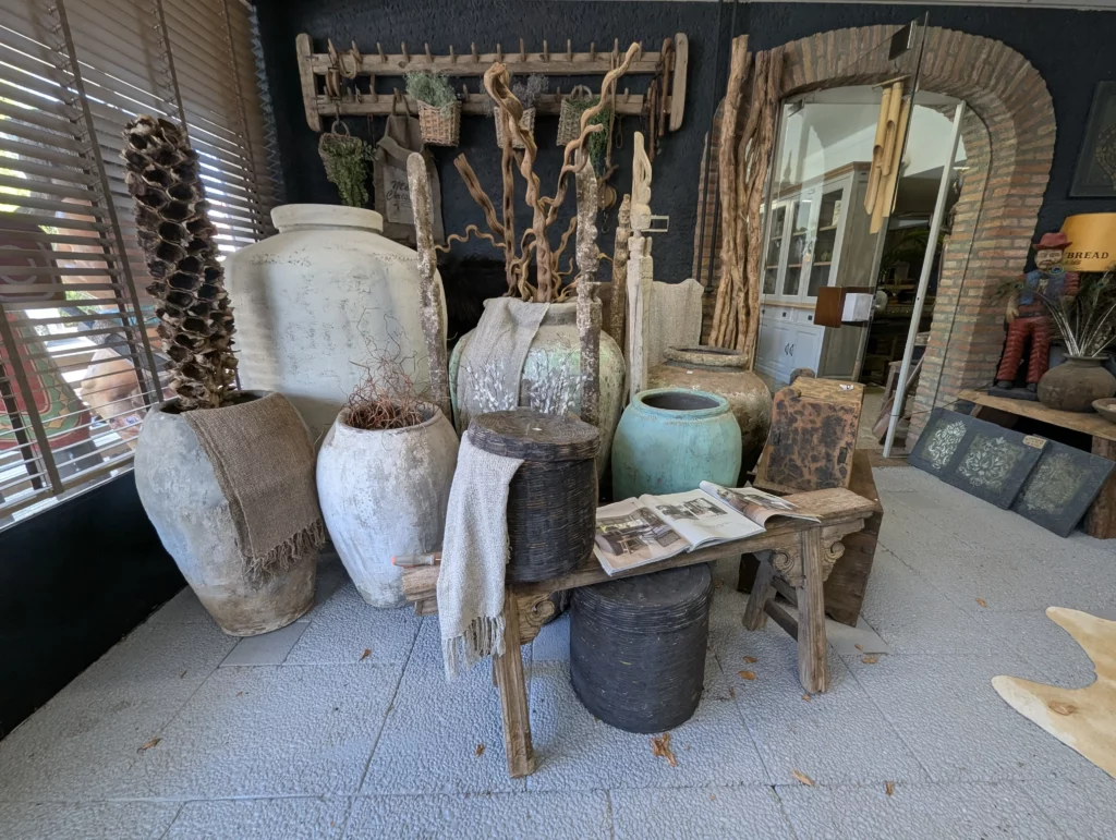 Landelijke woondecoraties: potten, kruiken, poefs en houten accessoires - FF iets anders Goirle